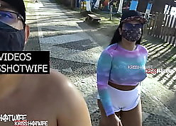 Kriss Hotwife Com Advise of Transparente Sem Sutiã Fazendo Uma Caminhada Na Praia Bem Puta e Gostosa